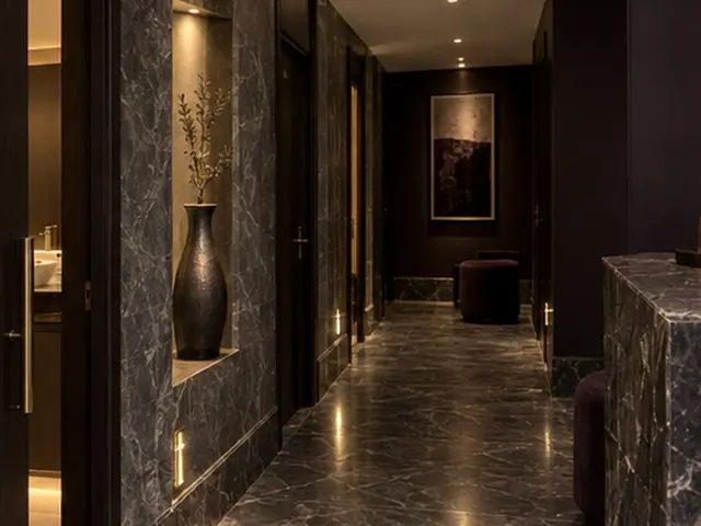 Mermer duvarlı, loş ışıklı salon koridoru — Güngören, Masaj Salonun